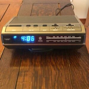 Vintage G.E Clock Radio